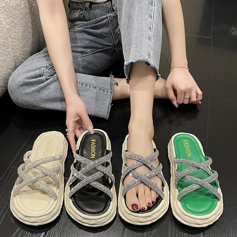 2024 Новые мягкие подошвы растворенные толстые подошвы пляжные римские кресты Cool Drag стразы тапочки для женской летней верхней одежды