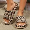 Женские шлепанцы на толстой подошве с леопардовым принтом, надетые поверх пары шлепанцев
