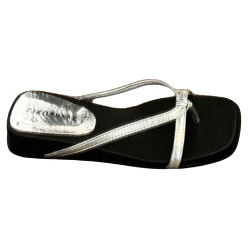 Новый стиль туфель на танкетке, туфель-лодочек, тапочек и пляжных сандалий на толстой подошве