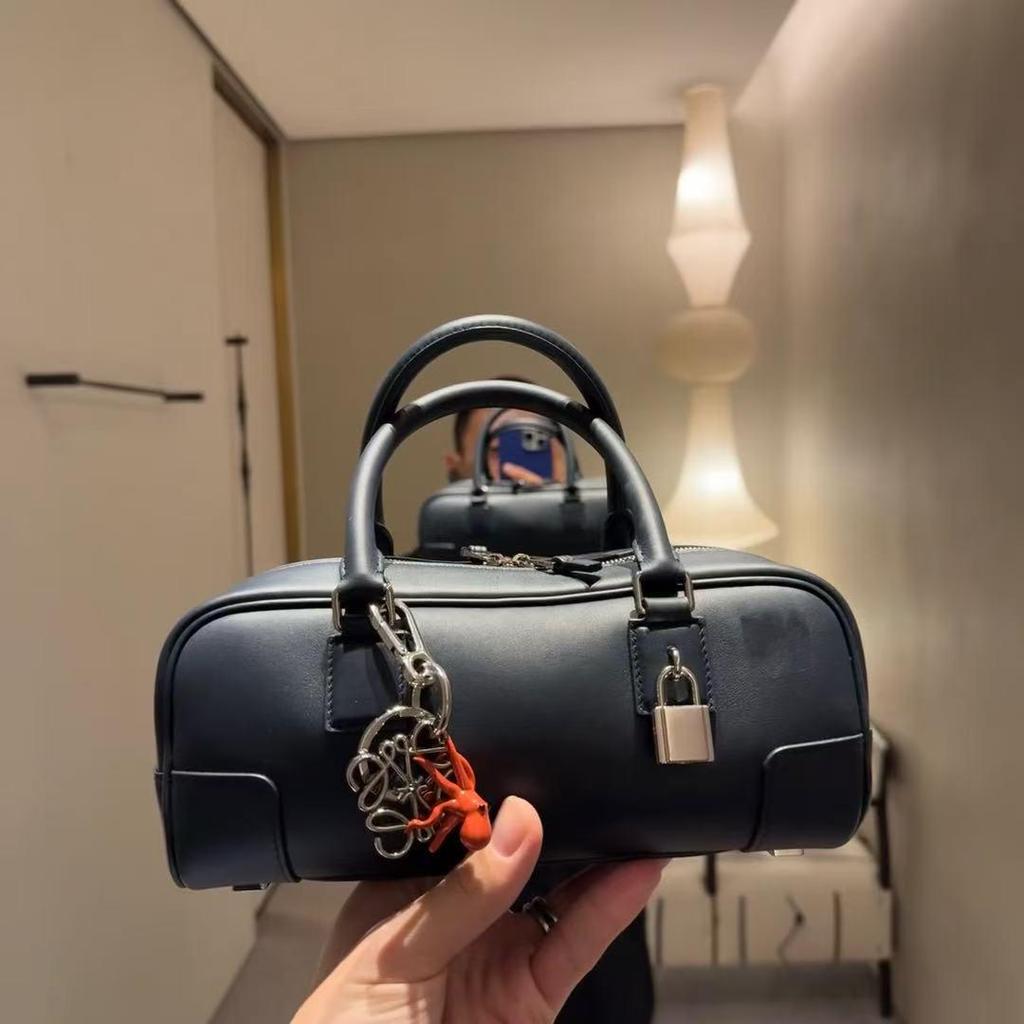 Высококлассный брелок-подвеска Loewe Small Pebble с сумкой на удачу