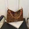Осень-зима Новые женские сумки большой вместимости Модные сумки с леопардовым принтом Премиум-текстура Универсальные сумки для поездок на работу на плечо подмышки