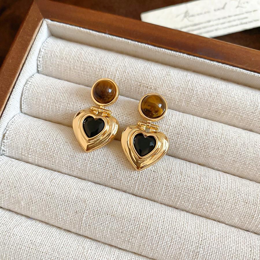 Серьги 'Серебряная игла' в стиле 'Тигровый глаз': Элегантные, модные серьги-пусеты с отделкой карамельного цвета.