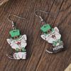 Улица. Деревянные серьги с подвеской в виде зеленого котенка и клевера ко Дню Святого Патрика