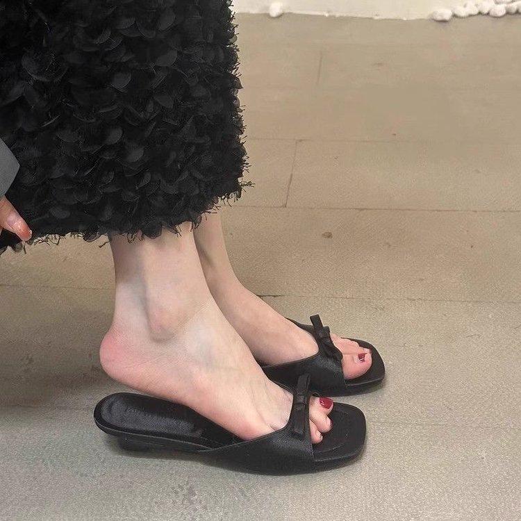 French Low-heeled Cool Slippers Women's Summer Wear 2025 New Models with Skirts, Wedges, Fairy Wind, Beach One-word Sandals