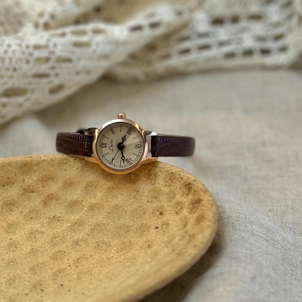 LSVTR Ретро Женские Часы с Маленьким Циферблатом, Кожаным Ремешком, Водонепроницаемые Кварцевые