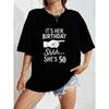 Белая футболка оверсайз с графическим принтом Birthday Shh She's 50 для повседневной носки и торжеств