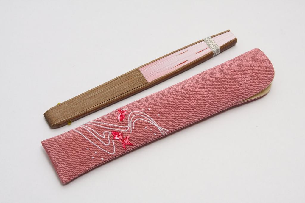 Сумка-веер Kyoto Kyoto Craftsman из дерева с резьбой поставляется в косметической коробке [Hasegawa] Веер, золотая рыбка, ручная работа, веер, в комплекте,