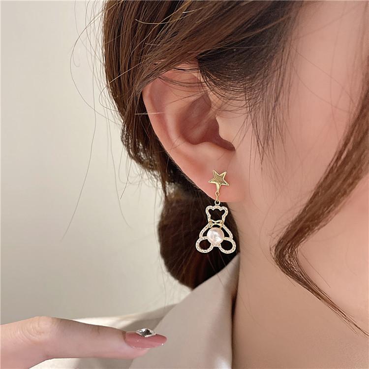 Серьги-подвески с изображением мультяшного медведя и жемчуга. Изысканные и компактные универсальные серьги.