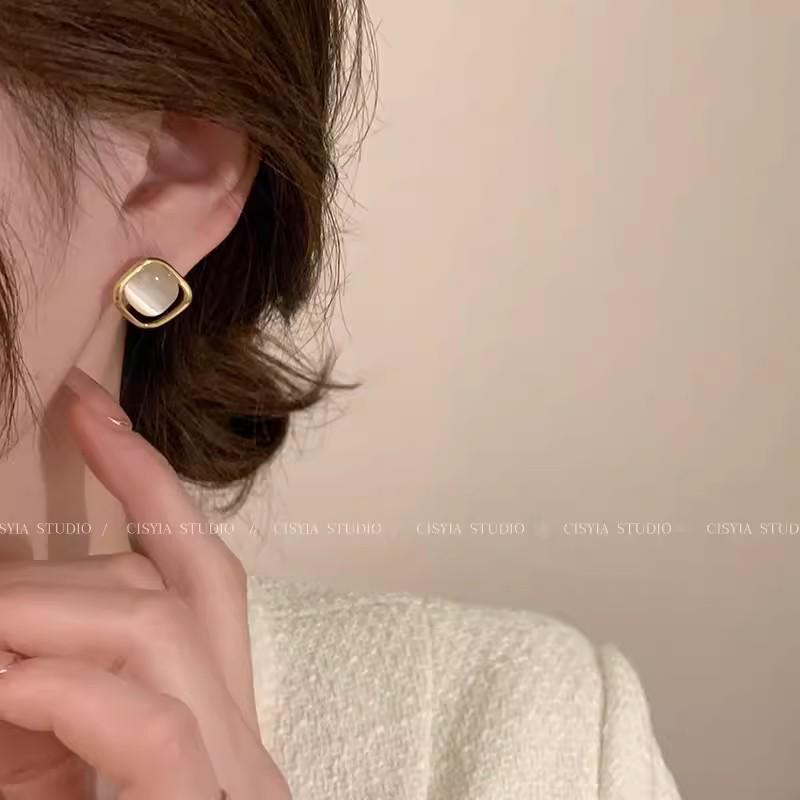 Серьги из серебряных игл S925 с камнем «кошачий глаз» для женщин – Элегантные и универсальные 2024.