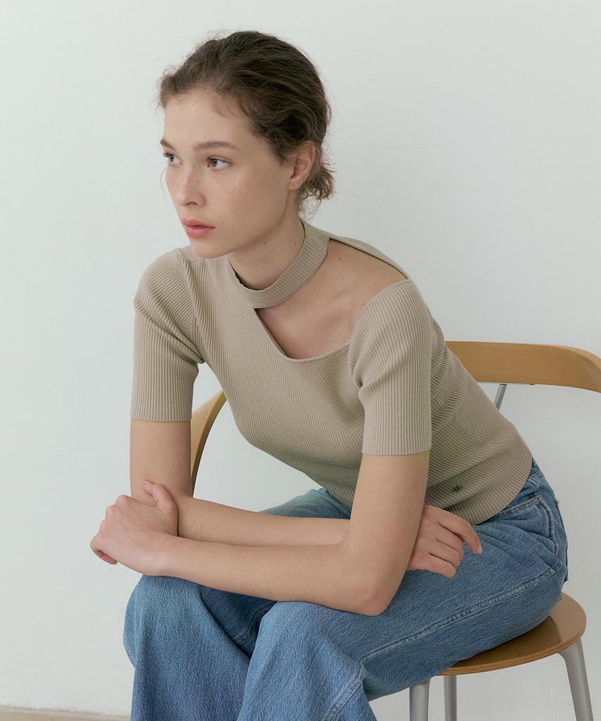 LUCIR ZU Cut Off Half-Turtleneck Knit (Beige)