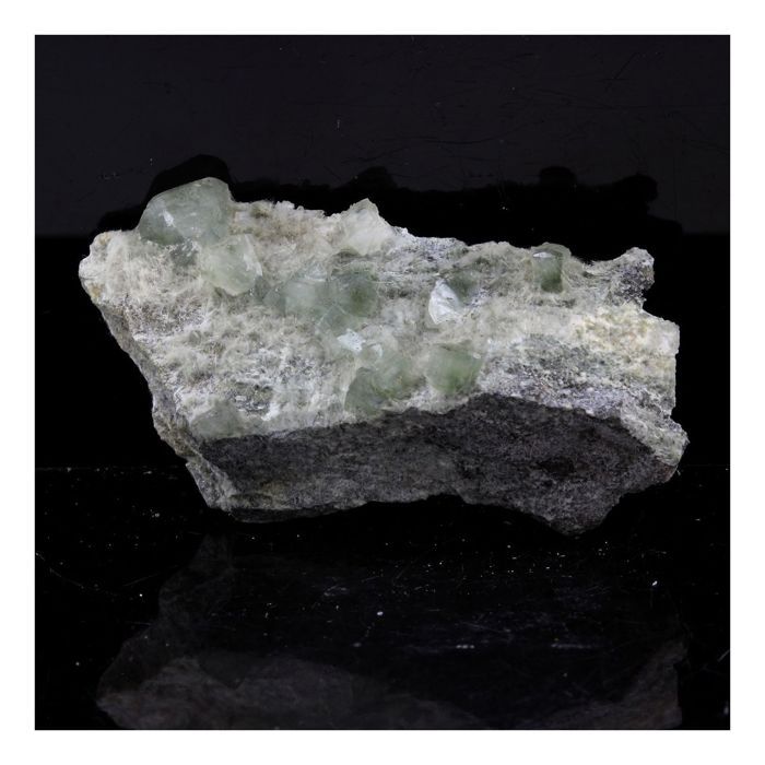 Pierres et Minéraux. Prehnite. 54.5 ct. La Combe de la Selle, St Christophe-en-Oisans, Isère, France.