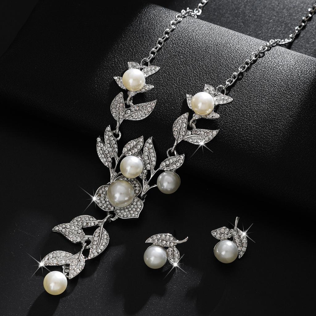 European and American Necklace Earrings Two-piece Set Flower Bride Retro High-end Design Sense