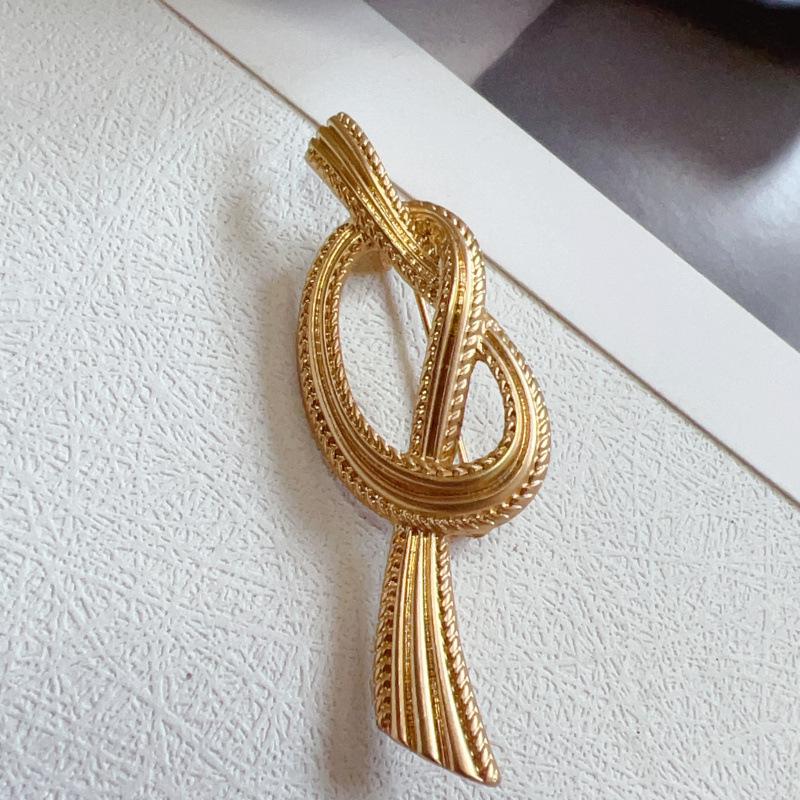 Vintage Gold Knot Brooch - Retro & Elegant Corsage Pin