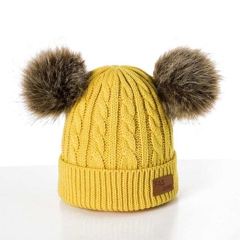 Вязаная детская шапочка с помпонами