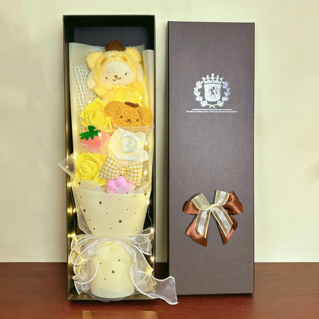 Подарочный набор-букет из кукол Hello Kitty и Kuromi с искусственными цветами