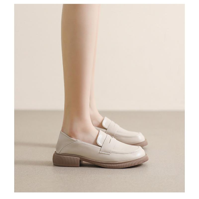 Женские туфли из кожи на толстом каблуке и мягкой подошве.