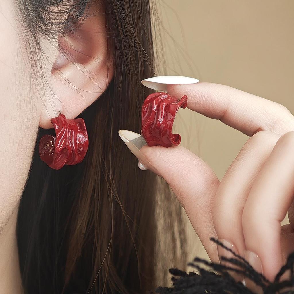 Серьги-пусеты с подвесками в виде капель из жемчуга и красных сердец: Французские ретро винтажные каффы для осени и зимы.