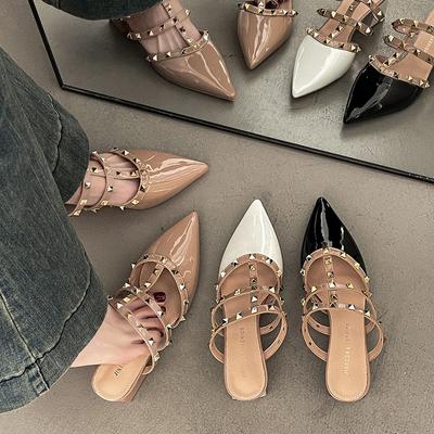 Острые ногти-ивы, шлепанцы на высоком каблуке с квадратным носком, женская летняя мода и непринужденный темперамент с юбками, высокими каблуками и крутыми шлепанцами на улице.