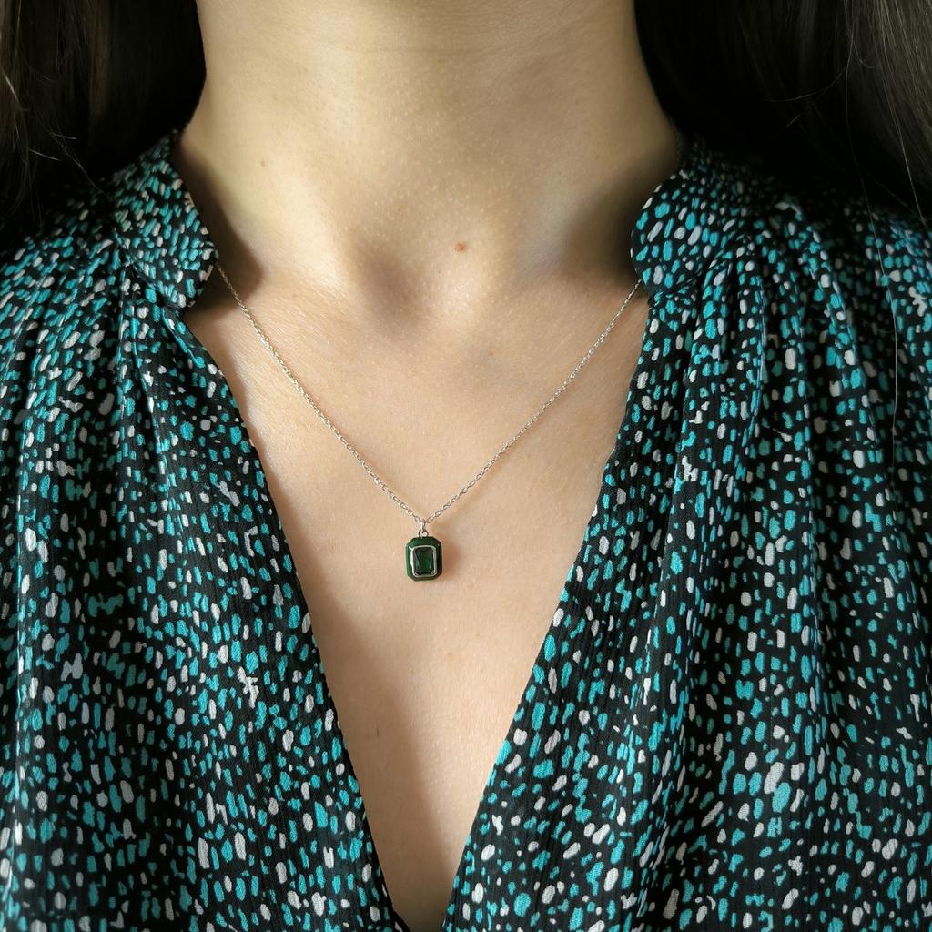 Серебряное колье с фианитами, емаллю, вес изделия 2,1 гр (60002240)