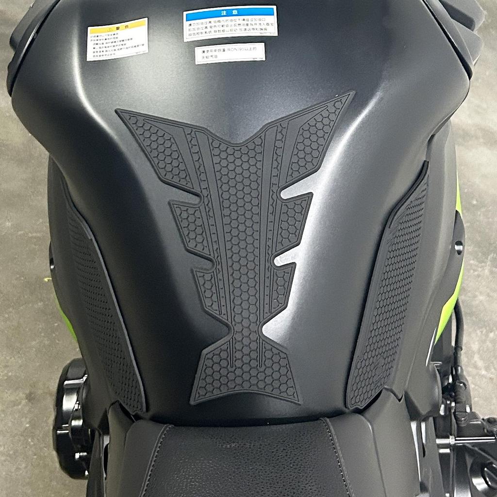BYEMTTY Traction Pad Tank Kit for Kawasaki Z900 2017-2025 (Black)