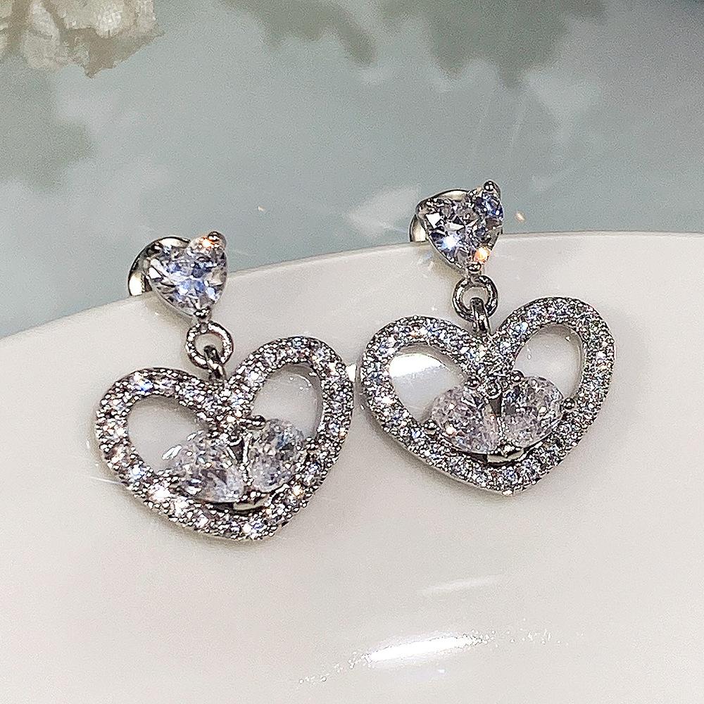 Комплект из трех серег-гвоздиков в форме персикового сердца с бриллиантами и надписью «Любовь».