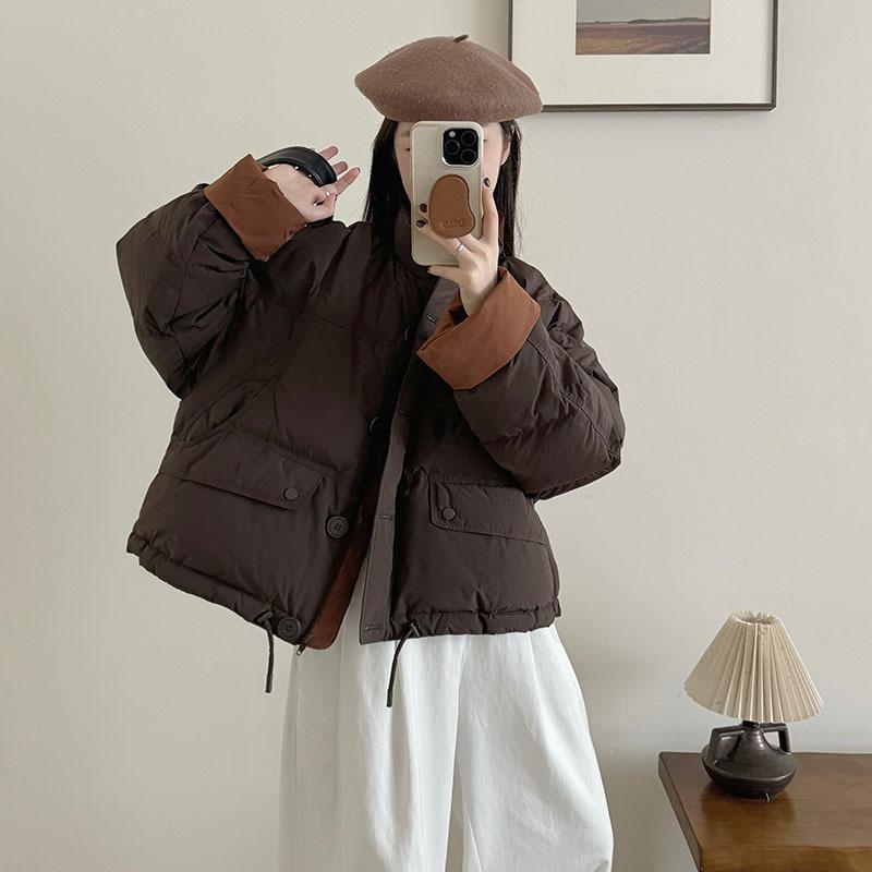 Контрастный цвет маленький 90 белый утиный пуховик женский короткий 2024 зима модный дизайн чувство утолщенный воротник стойка куртка хлеб