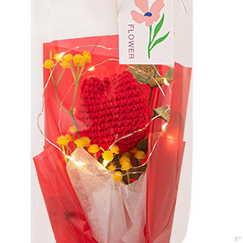 Завершенный букет тюльпанов крючком с легким искусственным декоративным украшением для центральной части стола