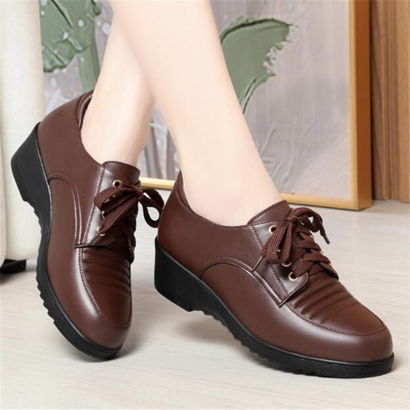 Модный бренд Мягкая кожа Женская обувь Круглый носок Повседневная Удобная Женская обувь на танкетке Модная Обувь для мамы Леди Офис Высокие каблуки