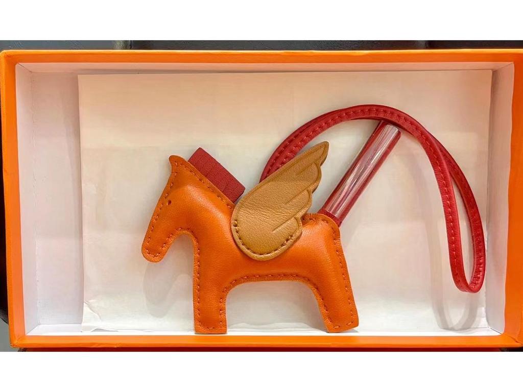 Подвеска для сумки-лошадки из натуральной кожи с отделкой из овчины и крокодила, сшитой вручную