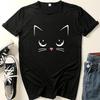 Футболка с короткими рукавами и принтом «Девочка-кошка» 2024 года — повседневная, свободного кроя.