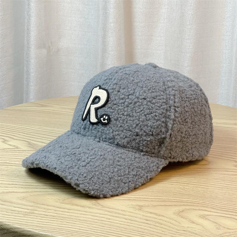 Шапка Женская Большой Окружности Головы Осень и Зима Буква R Шерсть Ягненка Теплая Бейсболка Кепка с Козырьком Для Отдыха на Открытом Воздухе Универсальная