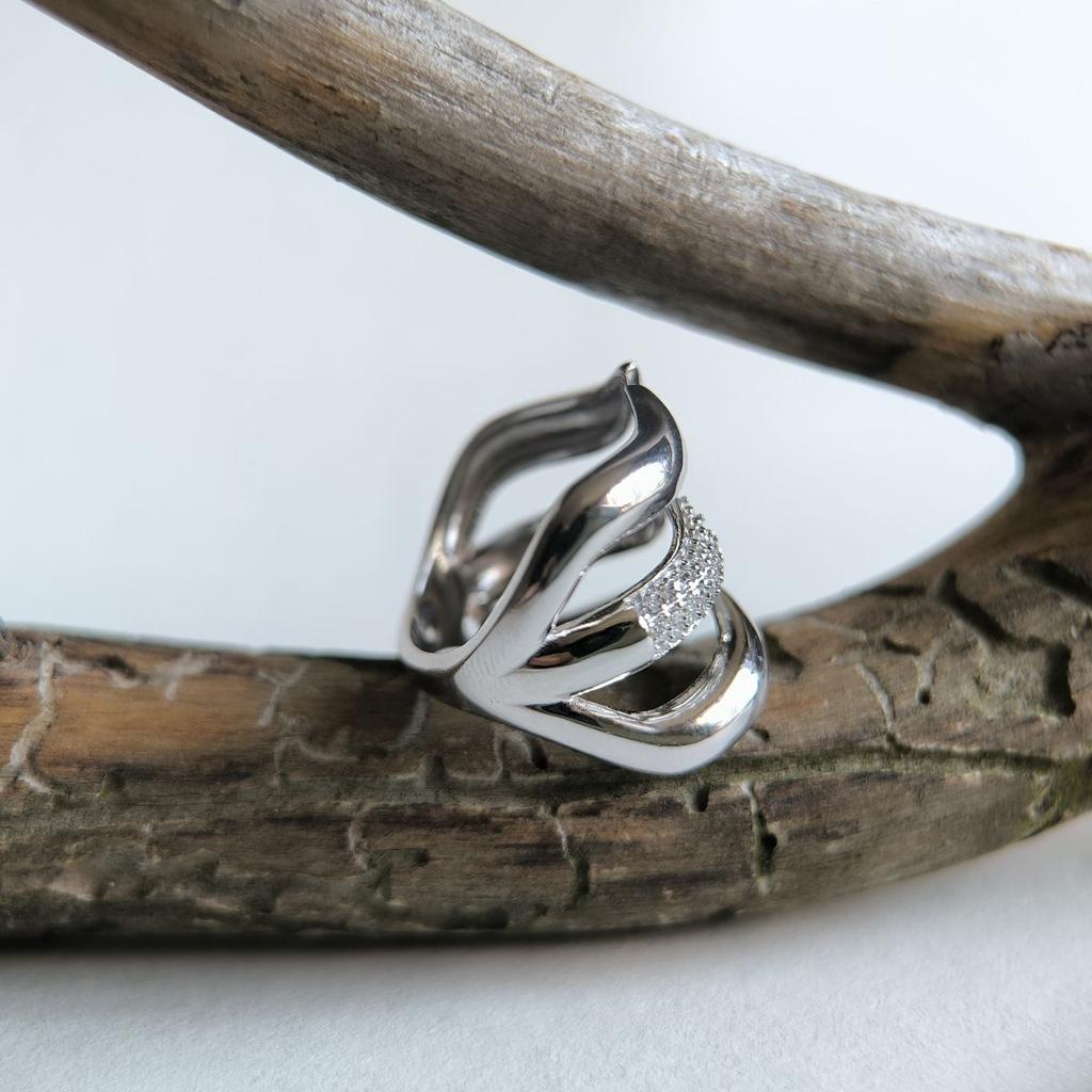 Серебряное кольцо с фианитами, вес изделия 6,89 гр (2192046)