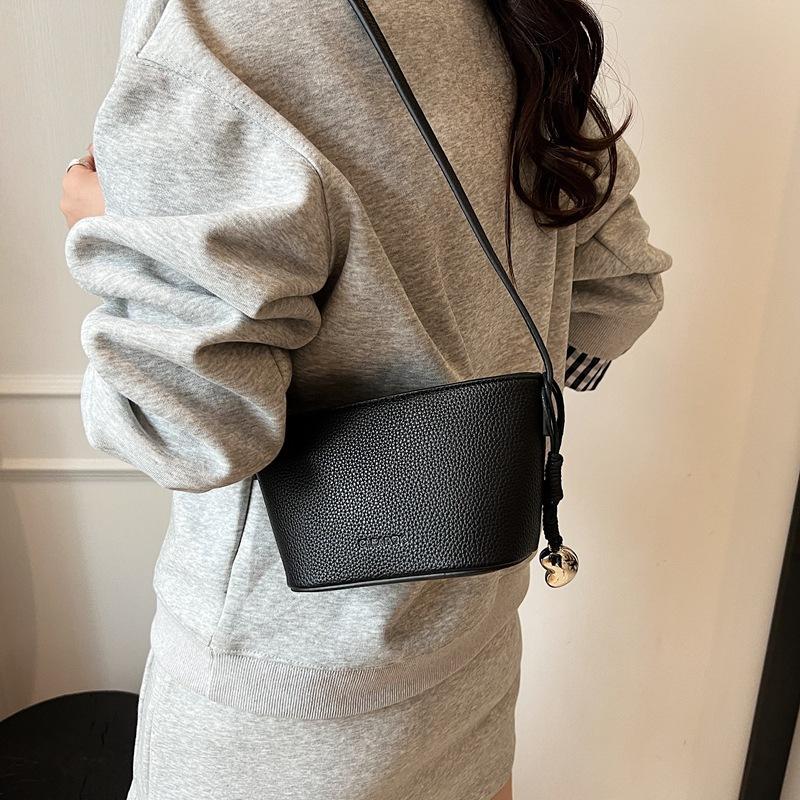 Популярная в этом году маленькая женская летняя сумка 2025 года, новая простая и универсальная наплечная сумка-мессенджер, корейская версия, сумка-ведро