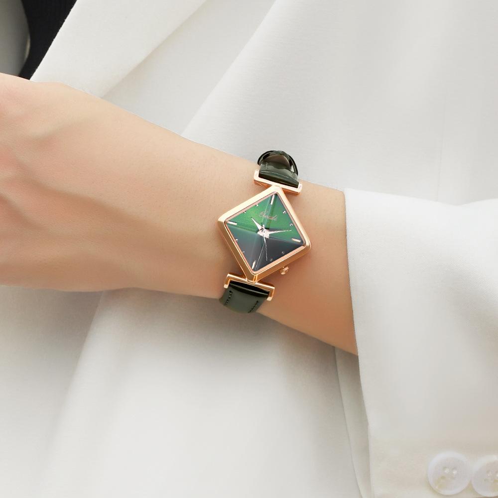 Часы женские студенческие версии простые темпераментные ретро литературные призматические маленькие зеленые часы женские водонепроницаемые женские часы