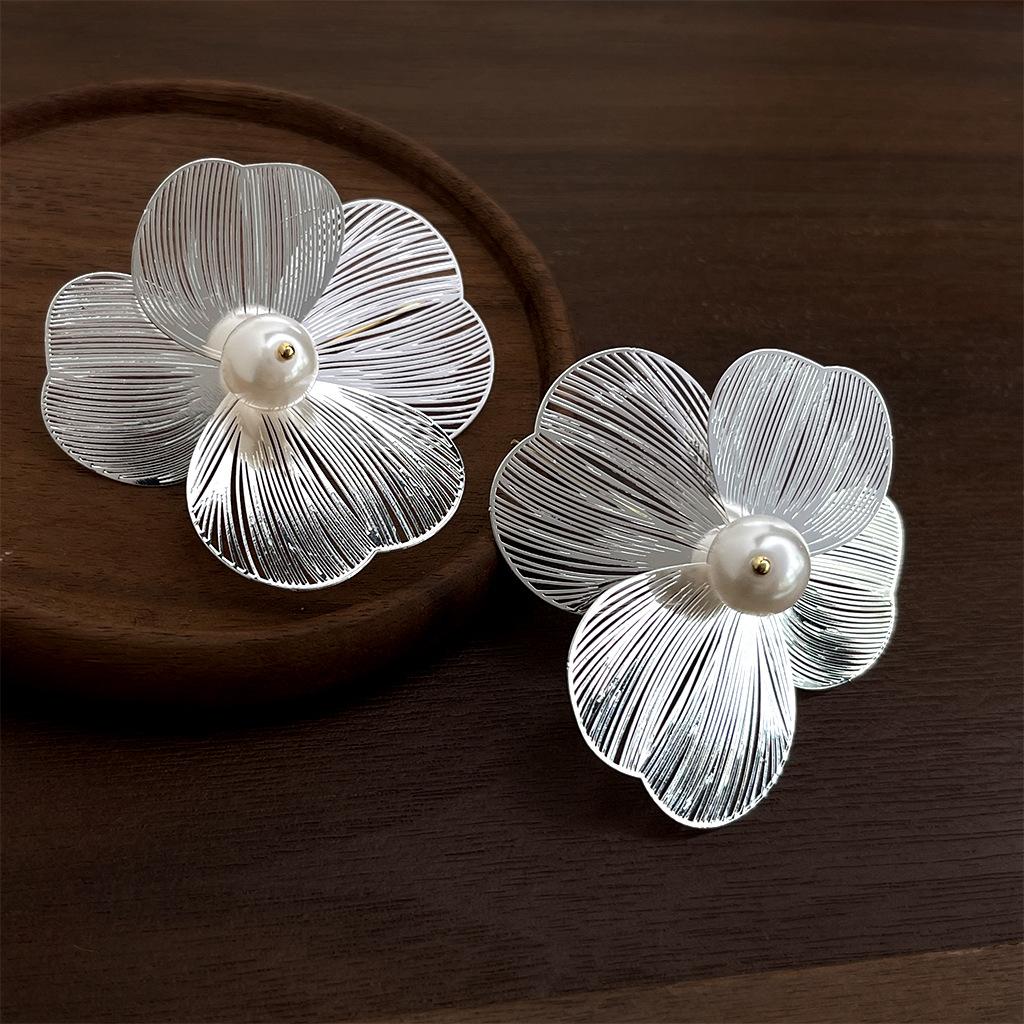 Light Luxury Heavy-Duty Shiny Floral Earrings: Artistic Retro Style Stud Earrings with High-End Feel for Brides
