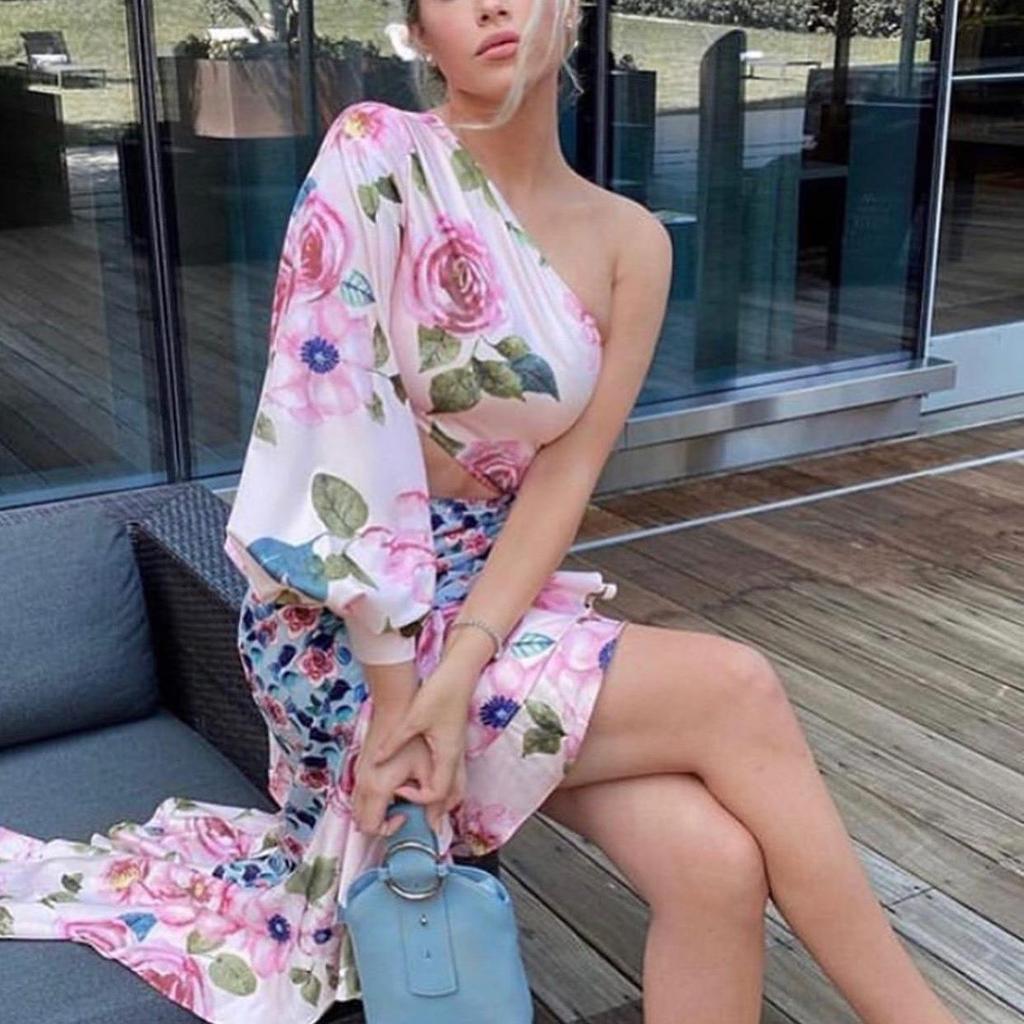 Асимметричное платье-труба с одним рукавом и принтом, с отстрочкой на талии