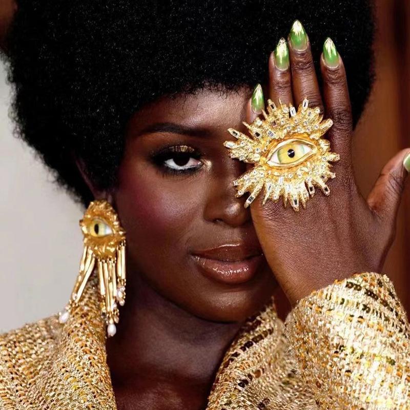 «Утрированные ретро-серьги и кольцо с дьявольским глазом и бриллиантовыми шипами»