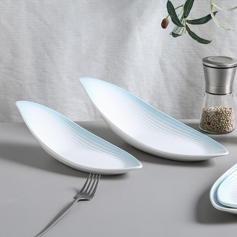 Керамическая тарелка в форме листа, простая подглазурная цветная полоска, специальная тарелка, тарелка для закусок в гостинице, дома, гурманская креативная посуда