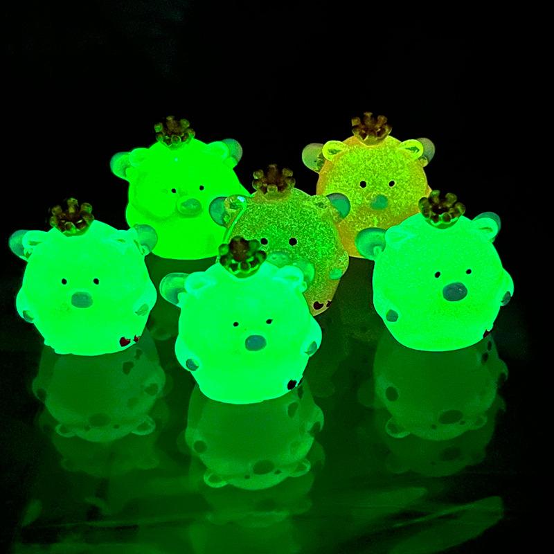 Luminous Cute Crown Pig Decoration Car Dashboard Resin Ornaments Mini Pig Night Fluorescence Decor Auto Interior Accessories