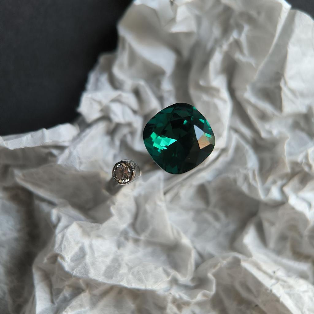 Серебряное кольцо с фианитами, вес изделия 4,8 гр (60002215)