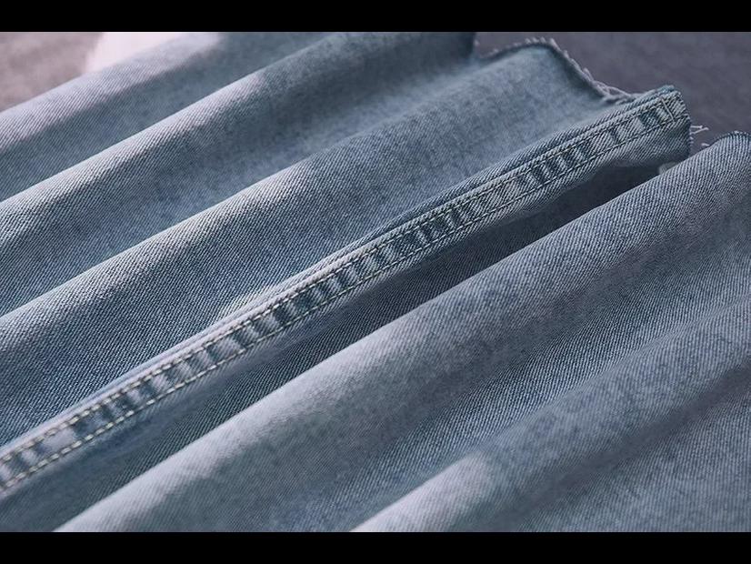 Женская джинсовая юбка в корейском стиле с высокой талией: Свободный крой, разрезы по бокам, утягивающий необработанный край.