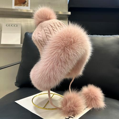 Теплая и мягкая вязаная шапка с натуральным лисьим мехом, защитой для ушей и шариком с помпоном.