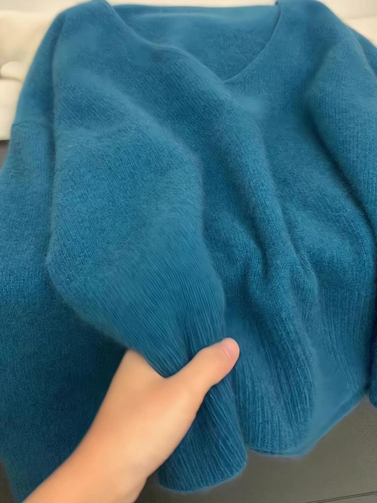 Женский корейский трикотажный свитер с V-образным вырезом синего цвета - мягкий пуловер свободного кроя для осени/зимы.