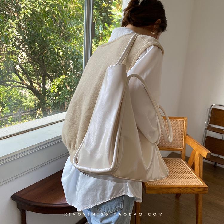 Корейская осенняя сумочка: Новый стиль, большая вместимость, универсальная сумка-тоут с нишевым дизайном, на одно плечо, повседневная носка под мышкой