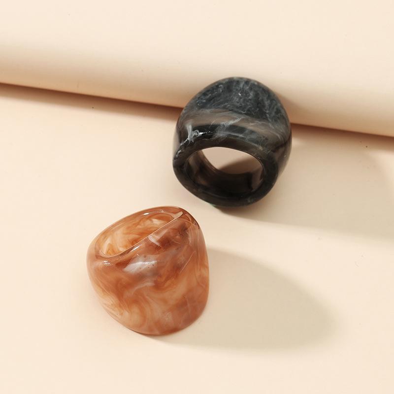 Набор колец из акрила в стиле ретро с нерегулярной текстурой: Креативный комплект из двух предметов, соответствующий европейским и американским тенденциям