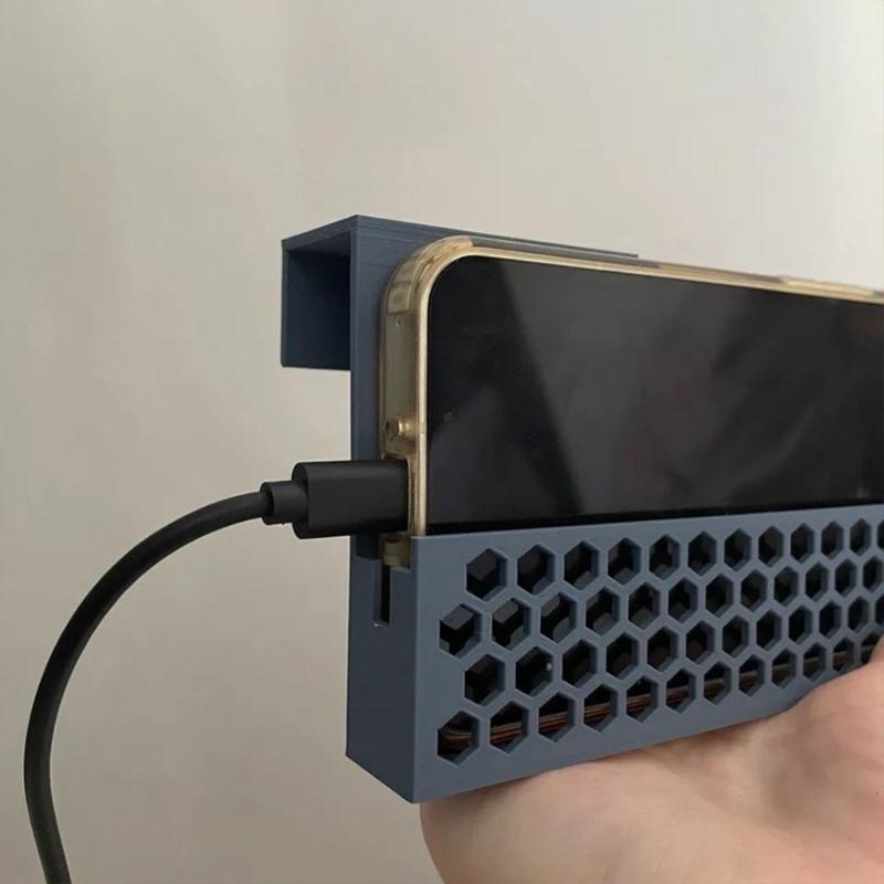 Прикрепляемая прикроватная полка для телефона с двумя крючками, прорезью для кабеля и сотовой лотком, Настенный органайзер без сверления для общежитий