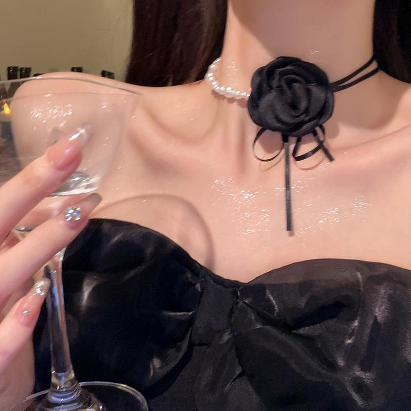 Ожерелье-чокер из жемчуга «Камелия» с цветочным акцентом на ключичной цепочке