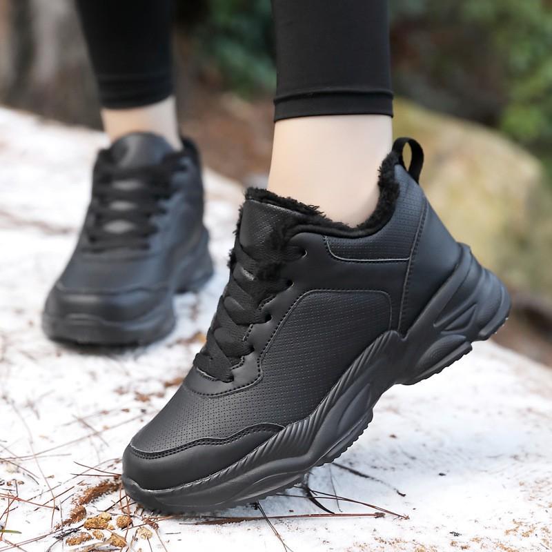 Модные осенне-зимние кожаные кроссовки черные повседневные туфли женские нескользящие на шнуровке 2025 модные удобные водонепроницаемые спортивные туфли