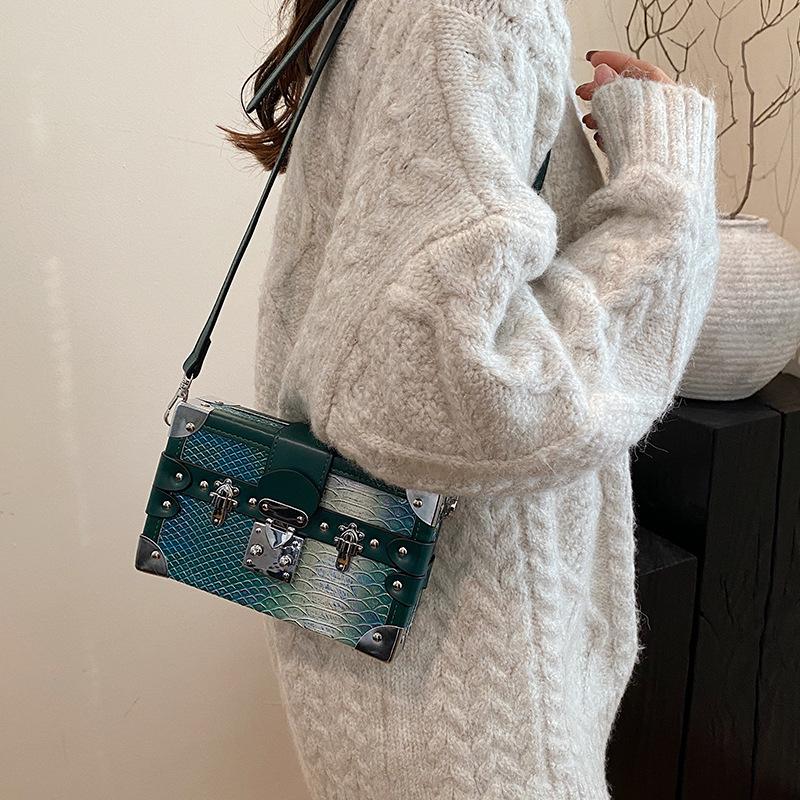 Women's bag 2025 new European and American fashion rivet shoulder bag ins niche design versatile messenger box bag