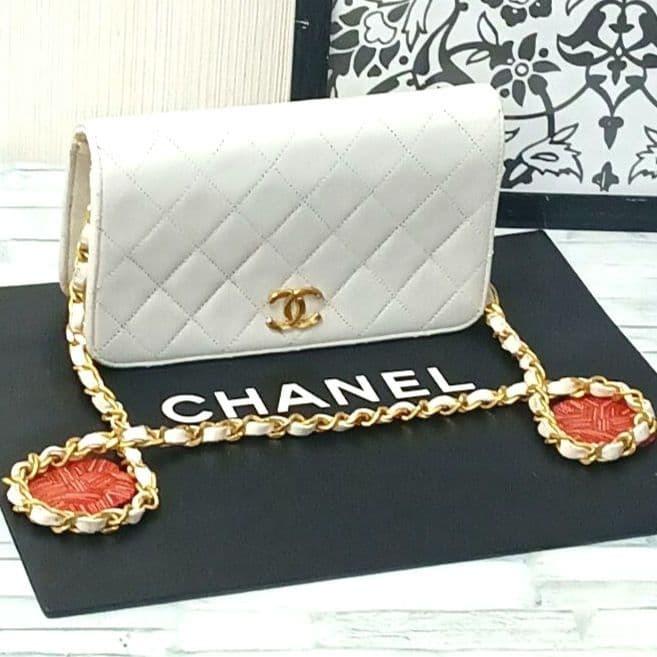 Chanel Сумка на плечо с стеганым узором Мателассе и цепочкой Натуральная кожа ягненка, Одинарный клапан, Белый, Застежка-защелка, Фурнитура золотистого цвета
